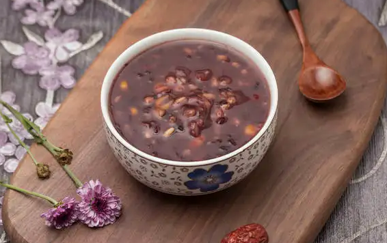 发烧吃绿豆粥还是红豆粥好 发烧喝黑米粥还是白米粥好