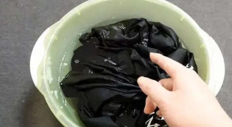 品牌衣服掉色是否属于质量问题 衣服掉色了怎么能恢复原来的颜色