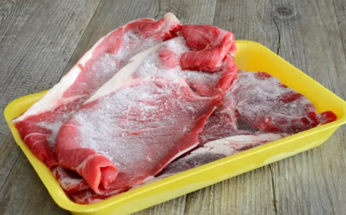 肉泡在水里解冻正确吗（解冻是放水里还是不放）