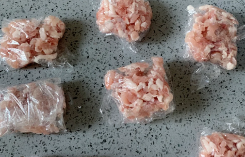 冻肉怎么切割但不化开一大块（冻肉怎么最快给分割成小块）