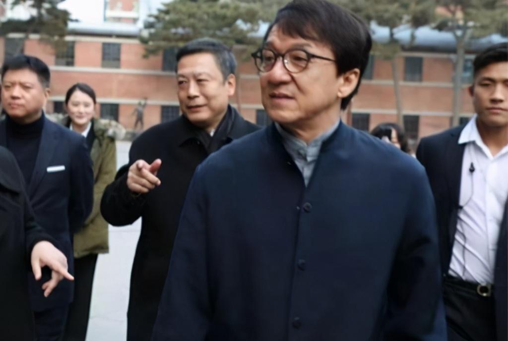 成龙叫陈港生还是房仕龙（演员成龙个人资料介绍）