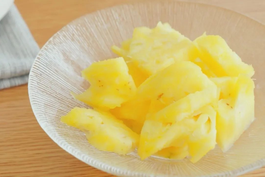 菠萝没有盐水泡用白水行吗（菠萝没有盐水可以用清水泡吗）