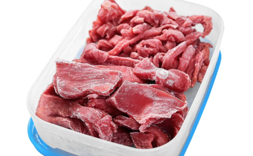 肉泡在水里解冻正确吗（解冻是放水里还是不放）