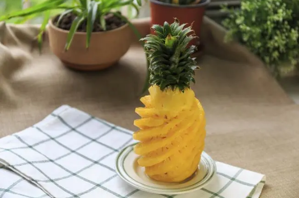 泡菠萝的盐水是食用盐兑水吗（吃菠萝泡的盐水是家用盐吗）