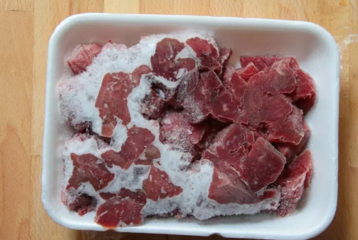 肉泡在水里解冻正确吗（解冻是放水里还是不放）