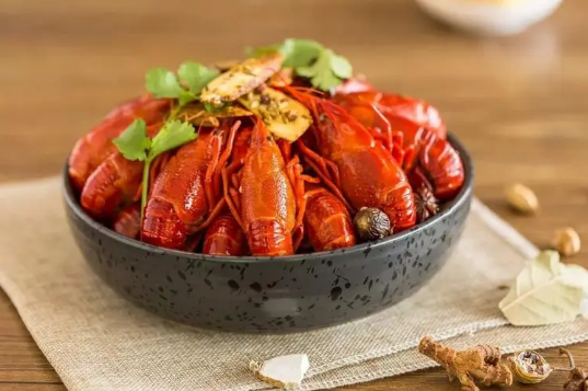 小龙虾和菠萝一起吃有什么后果（吃了小龙虾又吃了菠萝会怎么样）
