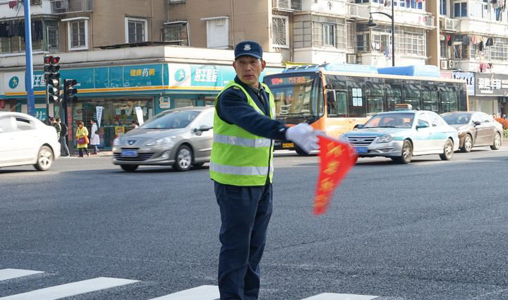 杭州大爷花式指挥交通成网红 手舞足蹈套路多 2