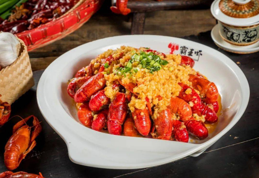 小龙虾去超市买新鲜还是菜市场买新鲜（超市的小龙虾和菜市场的小龙虾哪个好）
