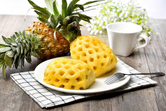 菠萝有一块黑的其余能吃吗(菠萝黑了一边另外一边还能吃吗) 菠萝有一块黑的其余能吃吗(菠萝黑了一边另外一边还能吃吗)