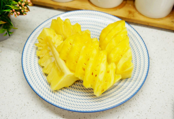 菠萝一半黄一半绿熟了吗（菠萝一半黄一半绿可以吃吗）
