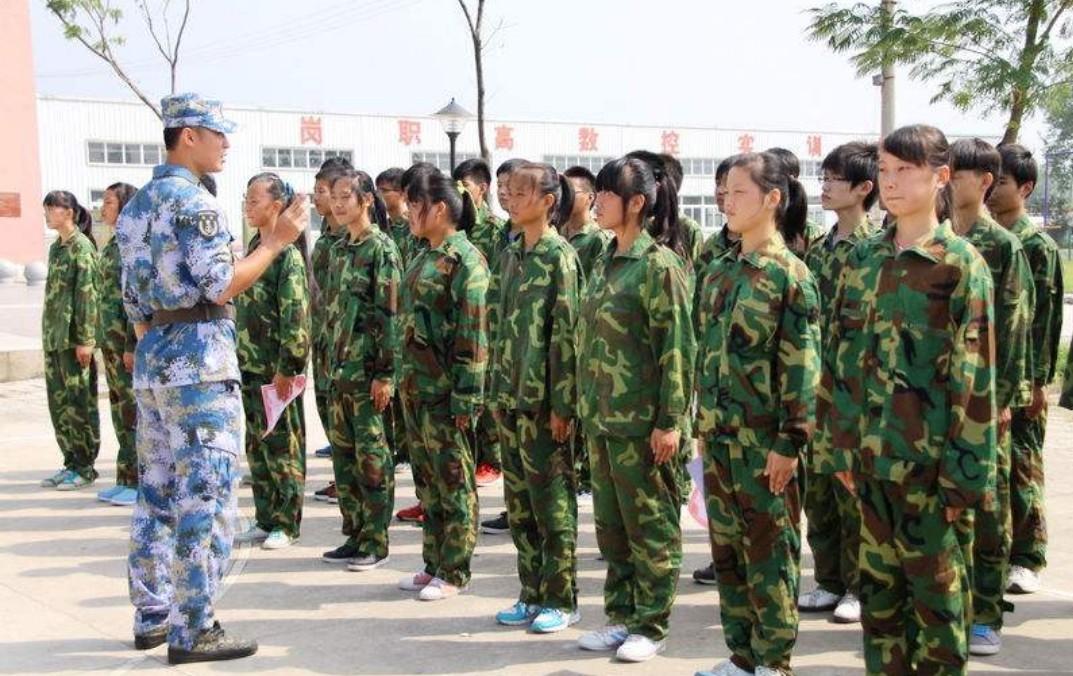 怎么跟自己喜欢的教官表白（高校教官表白女生）