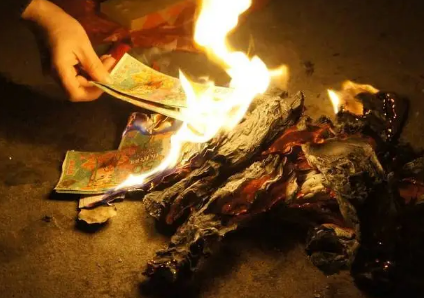 七月半能在家里烧纸钱吗（七月半烧纸是在家里烧还是外面烧）