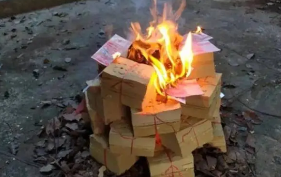 七月半能在家里烧纸钱吗（七月半烧纸是在家里烧还是外面烧）
