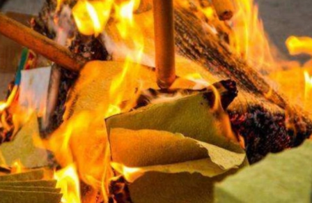 七月半能在家里烧纸钱吗（七月半烧纸是在家里烧还是外面烧）