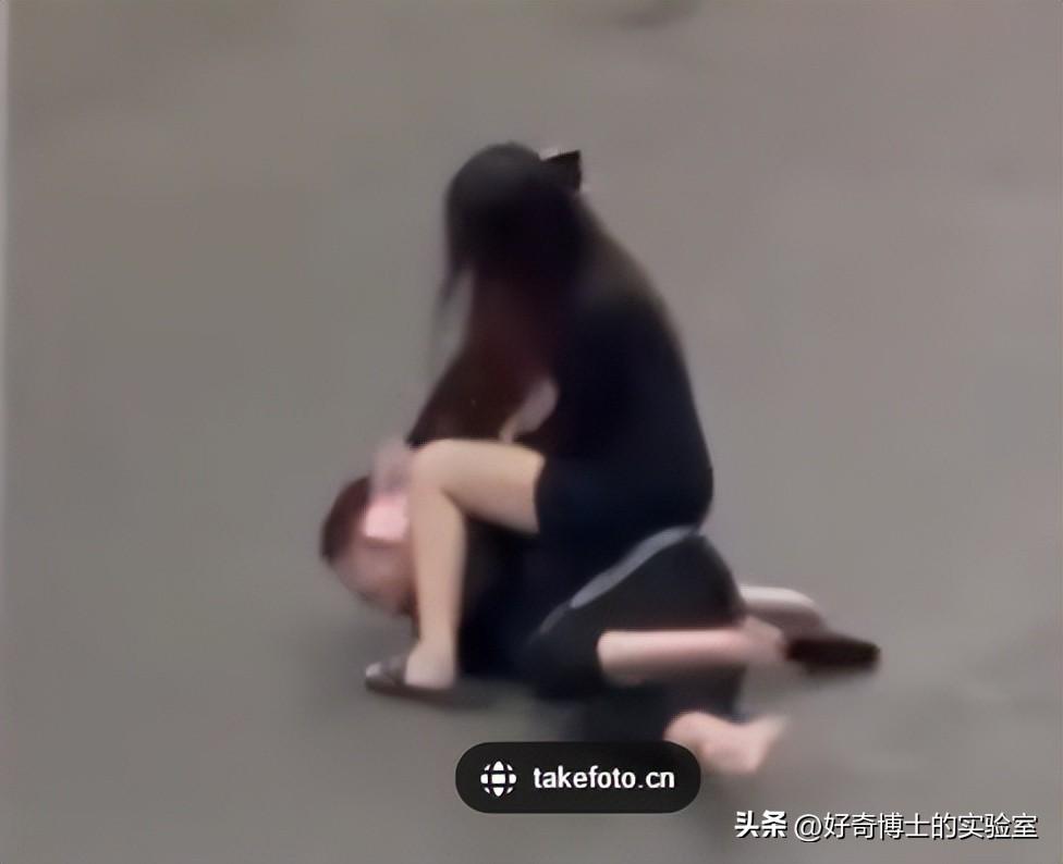 女孩子身体突然软了是怎么回事（女生胸部时软时硬的原因）