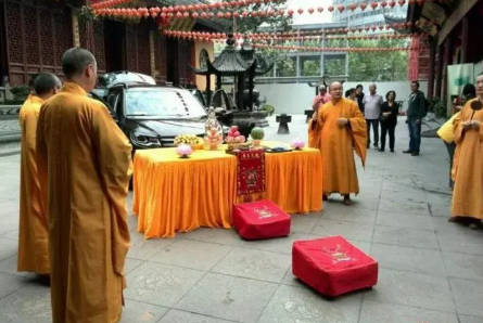 上香时先许愿还是先插香（上香时许愿还是跪拜时许愿）