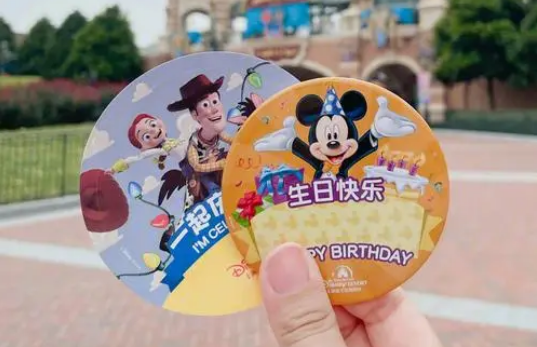上海迪士尼生日徽章每个月不一样吗（上海迪士尼生日徽章有什么用途）