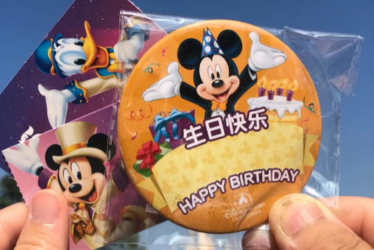 上海迪士尼可以在哪儿免费领徽章（上海迪士尼免费徽章怎么领取）