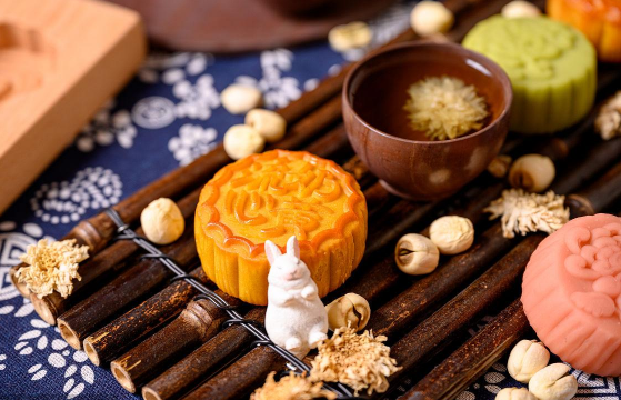 中秋节月饼早上吃还是晚上吃好（中秋节月饼几点吃最好）