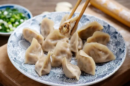 冬至的饺子吃6个好还是8个好（冬至吃六个饺子还是八个饺子好）