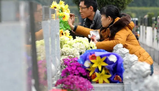 上海2024年清明节扫墓能烧纸钱吗（上海今年清明扫墓有什么规定）