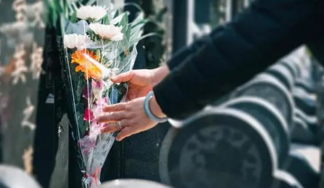 上海2024年清明节扫墓能烧纸钱吗（上海今年清明扫墓有什么规定）
